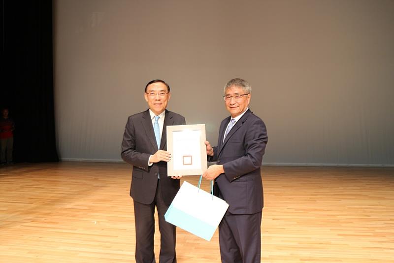 校長致贈感謝狀及禮品