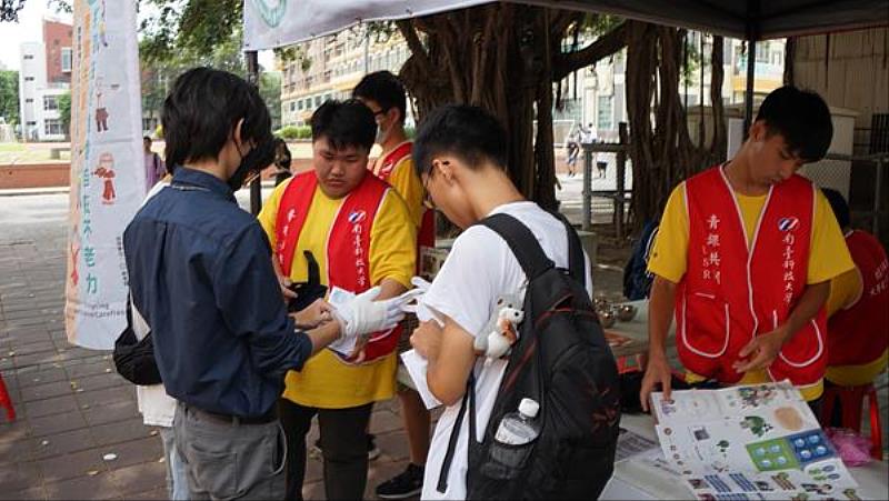 「高齡囝仔」學生社群（青銀共創打造在地智慧自在不老力計畫）協助參與者體驗老化的視力不便之情形。