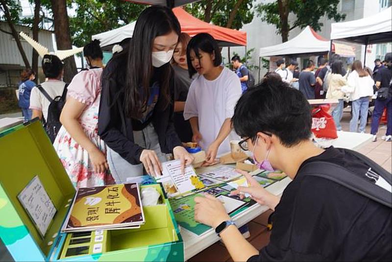 「點亮左鎮相放伴」學生社群（點亮左鎮相放伴—創意生活加值計畫）向參與者介紹左鎮化石之情形。