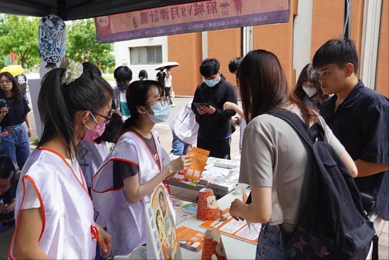 「在地創生文創與教育宣導」學生社群（文化底蘊的在地創生與傳播－府城vs月津計畫）透過「街區博物館」大富翁桌遊介紹神農街博物館之情形。