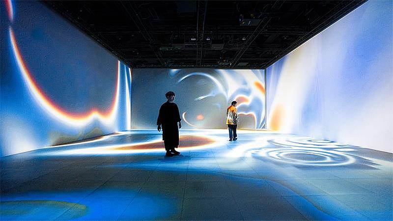 體驗全台首座 5K +4K 沉浸式數位平台「双融域 AMBI SPACE ONE」的震撼效果，免費參觀當期展覽《萬物公式》