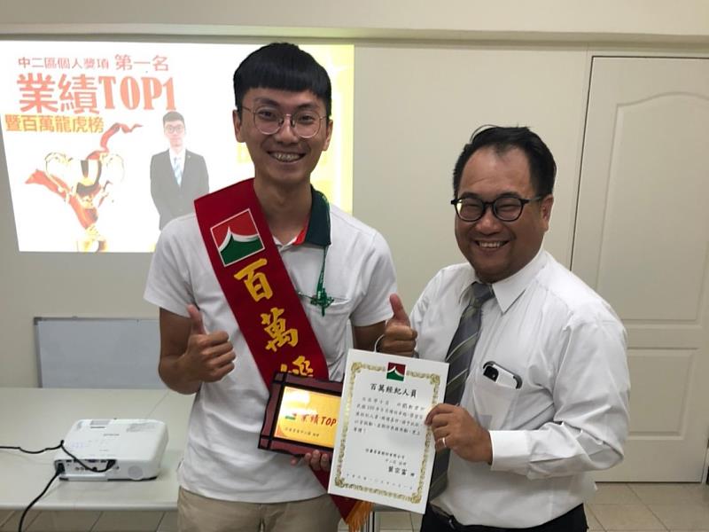 信義房屋北區學士店邱晧勳曾因成績不達標差點未能通過試用期，靠自我要求倒吃甘蔗成為區域業績王，更於今年奪下金仲獎肯定。