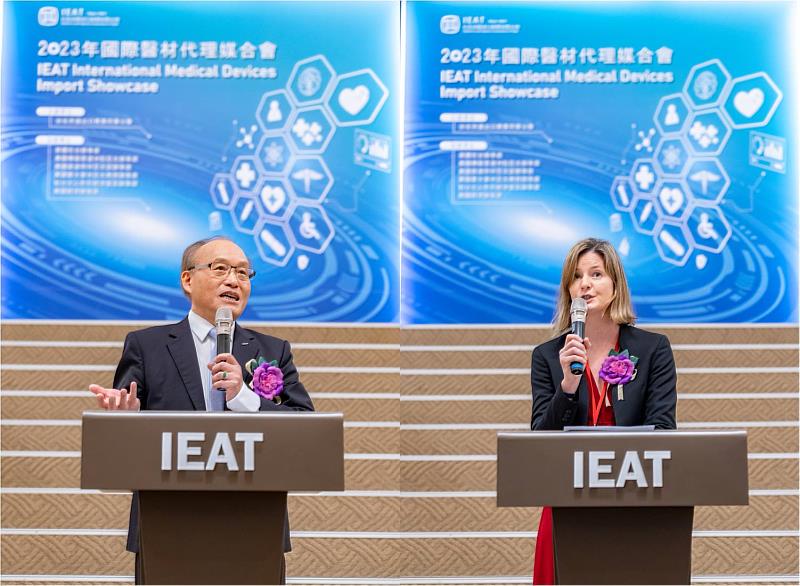 「2023國際醫材代理媒合會」由IEAT秘書長黃文榮(左)與英國在台辦事處貿易與投資署長艾芬霓Ms. Stephanie Ashmore (右)開幕致詞。