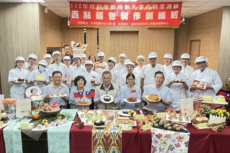 臺南市政府勞工局局長王鑫基及華醫師長向結訓學員祝賀，分享喜悅