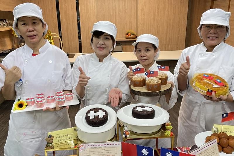 西點麵包製作訓練班學員發揮創意製作各種雙十麵包喜迎國慶到來