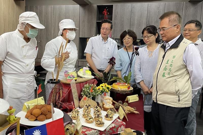 中華醫大西點麵包製作訓練班結訓成果發表會，臺南市政府勞工局局長王鑫基及華醫師長參觀學員製作的各式烘焙作品