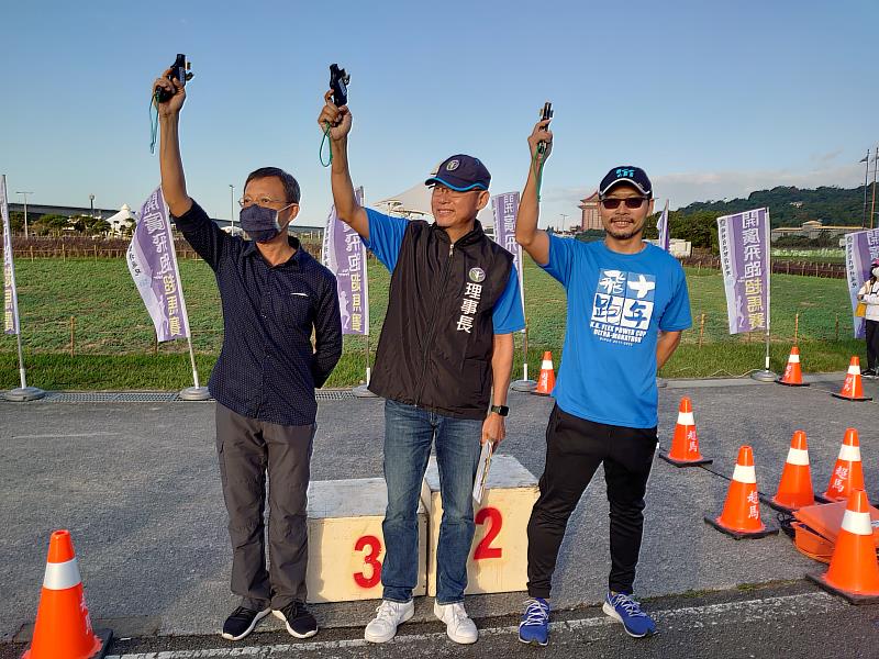 台灣開廣股份有限公司總經理蔡晉暉(右)，長年支持超級馬拉松運動，並認同超馬協會理事長(中)推廣實踐綠色賽事的理念。