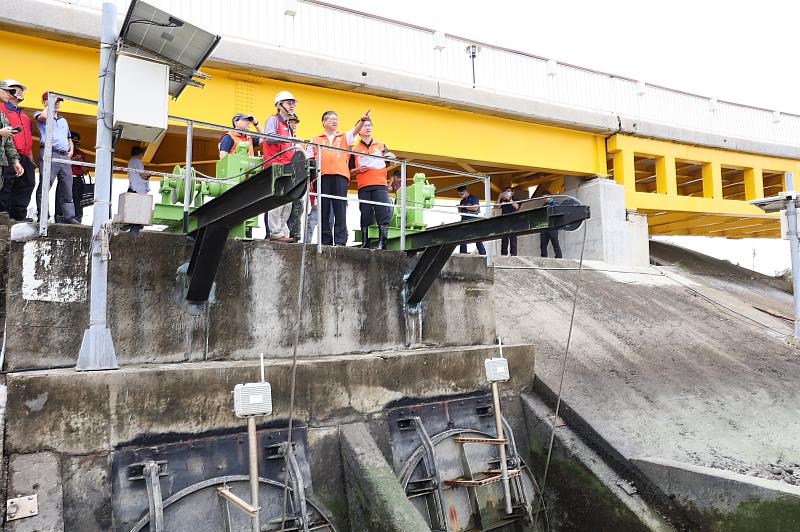 新竹縣長楊文科會同第二河川分署、縣府團隊視察沿海抽水應變。