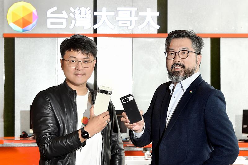 台灣大哥大電信獨賣Google Pixel 8系列、Google Pixel Watch 2，今日開放預購，10月12日開賣，台灣大個人用戶商務長林東閔(左)與Google台灣裝置與服務策略合作資深總監詹宗翰合影。