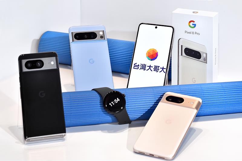 到台灣大預購 Google Pixel 8系列手機，並於指定時間完成申辦專案者，最高贈送市價12,990元的 Google Pixel Watch 2(LTE)。