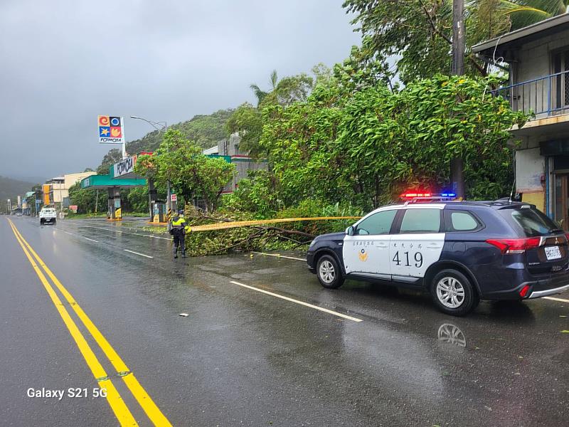 「小犬颱風」侵襲大武警分局加強巡視轄區內災情通報，並積極投入各項救援行動