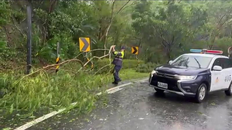 「小犬颱風」侵襲大武警分局加強巡視轄區內災情通報，並積極投入各項救援行動