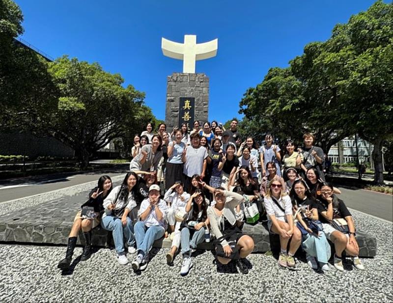 輔仁大學民生學院師生與美國奧勒岡州立大學師生攝於真善美聖廣場。
