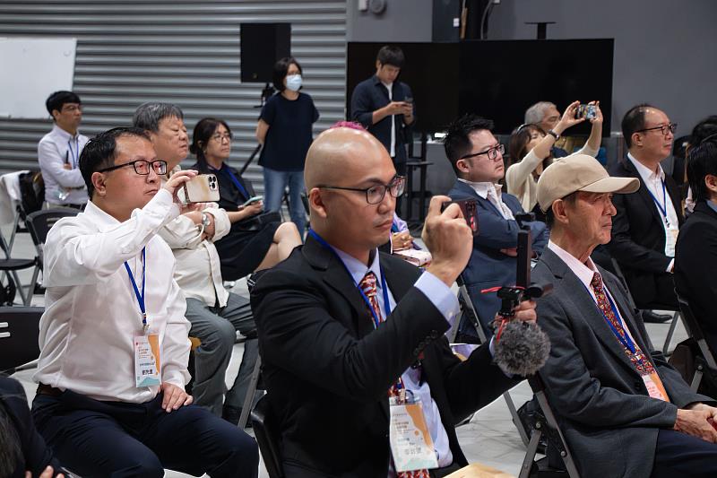 海外華文媒體訪問團對世新LVS智能攝製基地充滿好奇，盼規劃產學合作。（世新大學提供）