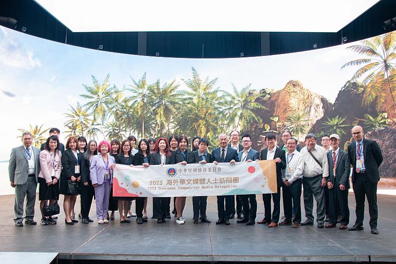 2023海外華文媒體訪問團參訪世新大學LVS智能攝製基地。（世新大學提供）