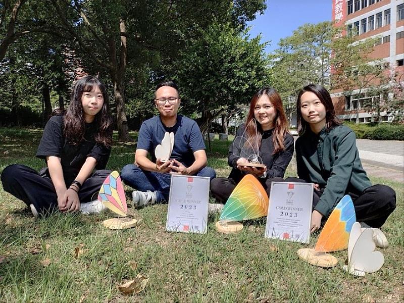 圖/中華大學景觀建築學系學生首次參加美國謬思創意與設計獎(MUSE Awards)就獲得金獎榮耀。（左起至右分別為獲獎學生卓虹惠、指導老師巫銘紘、指導老師林于婷、獲獎學生林庭韻）