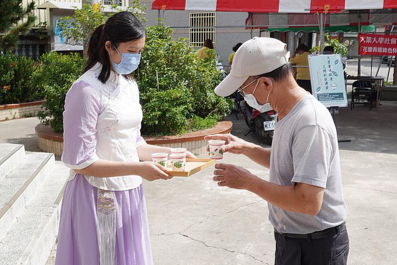 大葉大學藥保系學生為長者奉茶