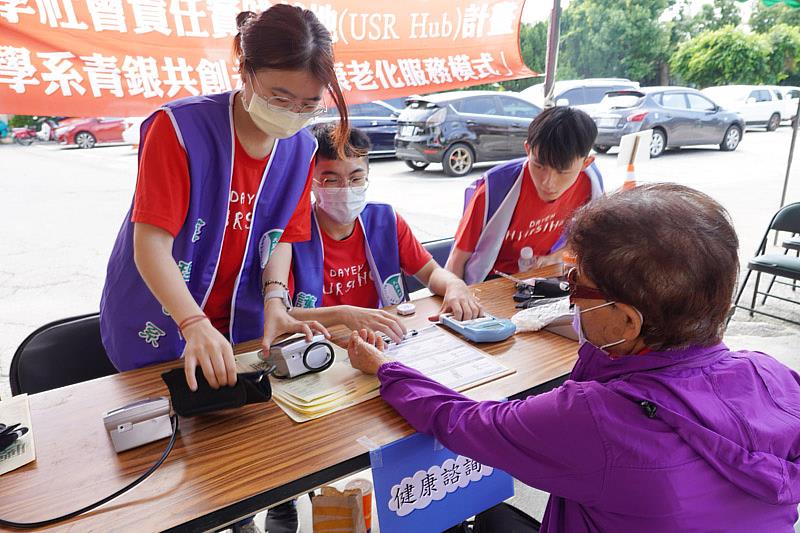 大葉大學護理系幫銀髮長輩量血壓