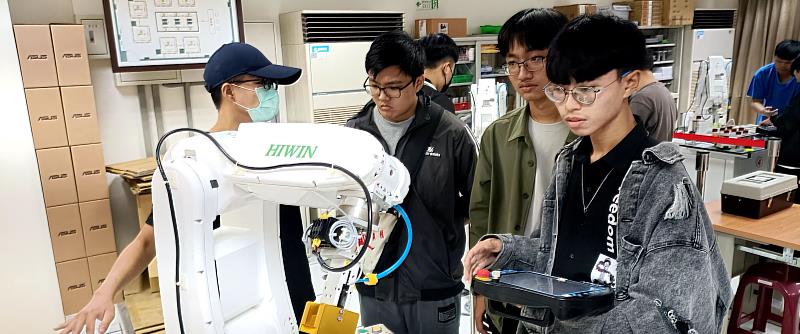 崑大機器人系舉辦工作坊，帶領學員操作機械手臂