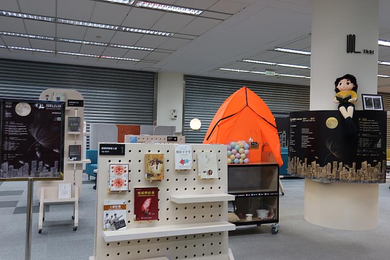 國立成功大學92週年校慶在即，成大圖書館「角落閱光，愛正發聲」人權議題主題書展，即日起至12月5日在成功校區總圖書館1樓LibRE理泊區開展