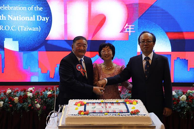 駐蒙古代表羅靜如夫婦與蒙古政要一同切蛋糕，慶祝中華民國台灣112歲生日快樂。