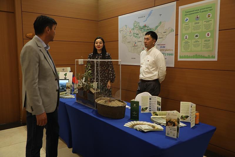 台灣慈心基金會及蒙古自然無限基金會現場設攤介紹台灣綠色科技「台灣水寶盆」予與會貴賓。