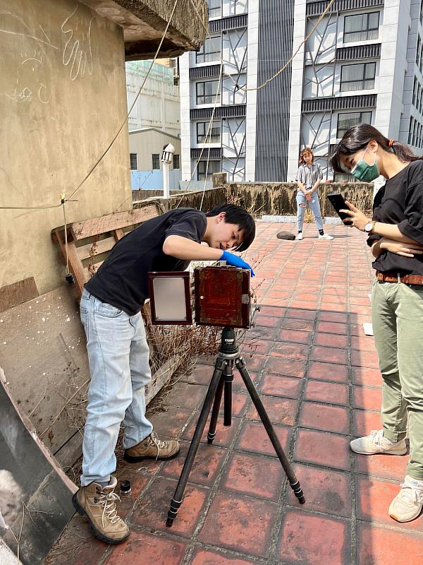 藝術家陳姿華，操作木製大片幅相機過程。（照片提供｜陳姿華）