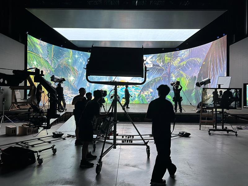 圖三：公廣系、廣電系學生使用世新大學LED智能攝影棚拍攝《山海之王》選秀節目，呈現業界水準的專業效果。（世新大學提供）