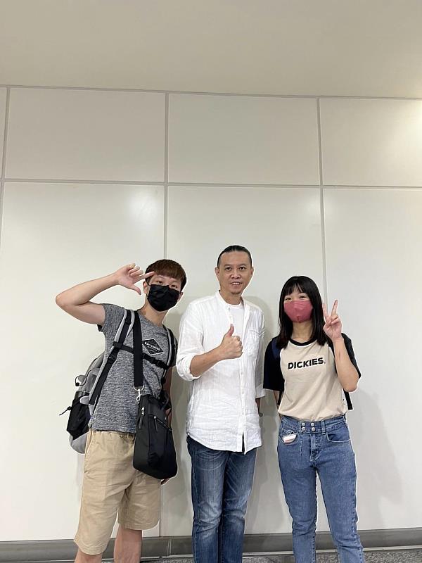 育達科大觀休系蔡宗保副教授與鍾奇宏及盧華苓2位同學合影