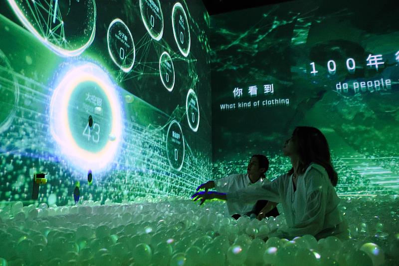 DigiWave——Inclusion區，全球首創融合沉浸式投影、雷射聲光的十萬顆互動球池，導入群體共創AI生成技術。