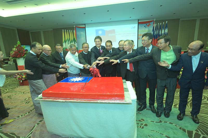 駐緬甸代表處周中興大使與貴賓於112年國慶酒會上合切國旗蛋糕，分享雙十喜悅。