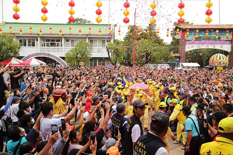 「粉紅超跑」白沙屯媽祖抵達嘉義縣！信眾虔誠接駕