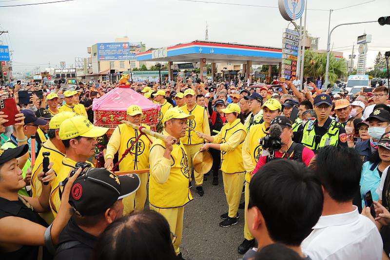 「粉紅超跑」白沙屯媽祖抵達嘉義縣！信眾虔誠接駕