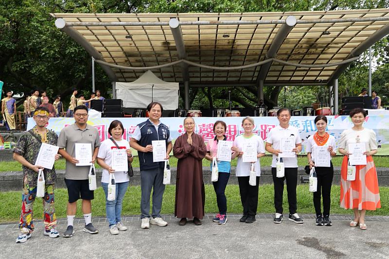 圖說3. 靈鷲山恆傳法師表揚活動協辦機構及功德主們，他們無私的奉獻讓活動更順利圓滿。(圖片提供/靈鷲山佛教教團)
