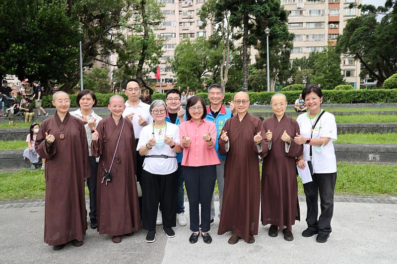 圖說2. 台北市副市長林奕華感謝靈鷲山舉辦有意義的親子活動，並與靈鷲山法師等人合影。(圖片提供/靈鷲山佛教教團)