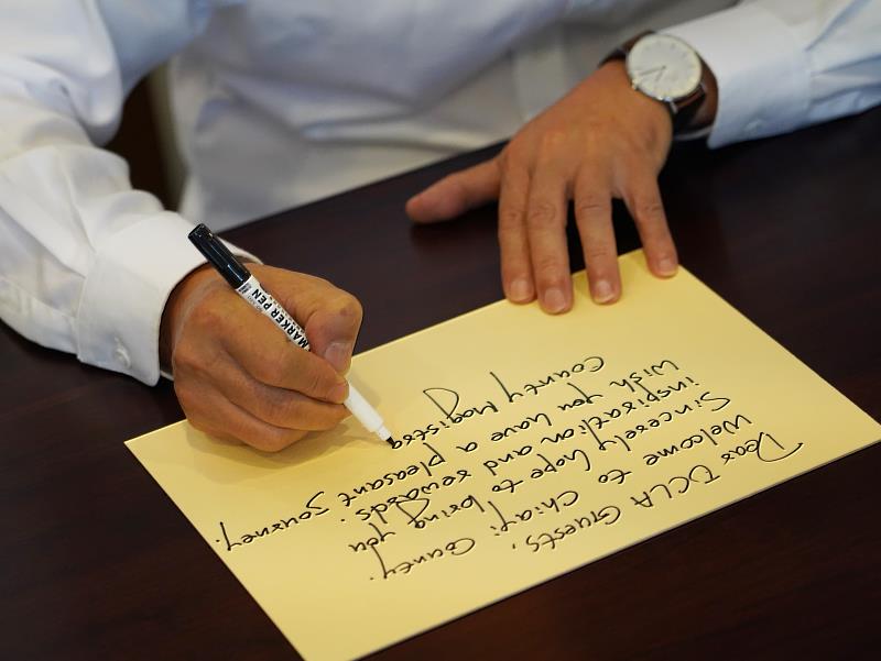 翁章梁寫卡片送UCLA學生  暖心手寫卡片提前曝光-2