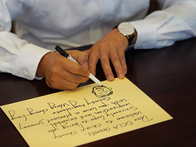 翁章梁寫卡片送UCLA學生  暖心手寫卡片提前曝光-4