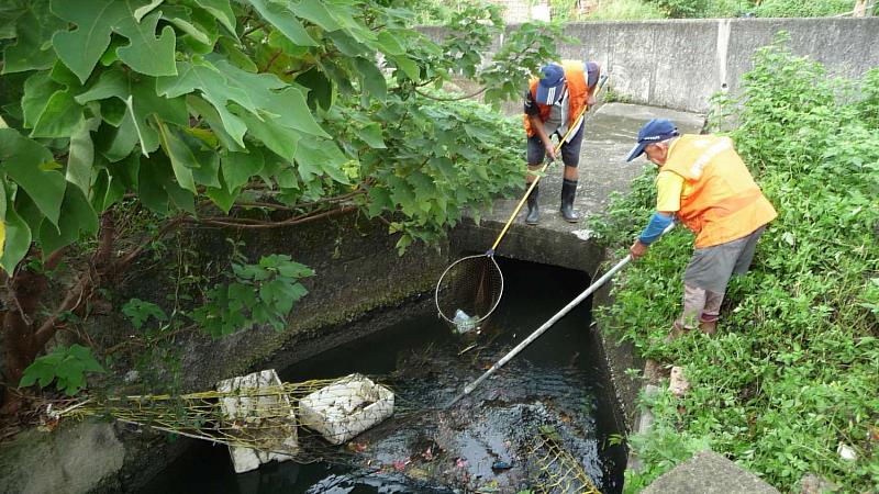 康樂里水環境巡守隊垃圾攔截示範點-垃圾清除作業