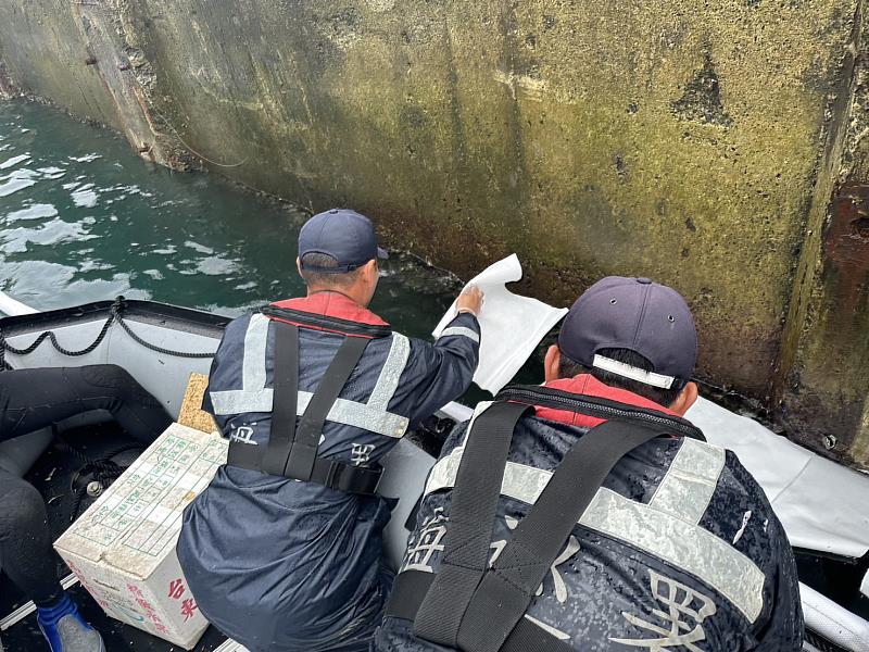 蘭嶼災後防止開元港區油污染擴散 臺東環保局啟動油污染緊急應變 狀況良好將持續監控