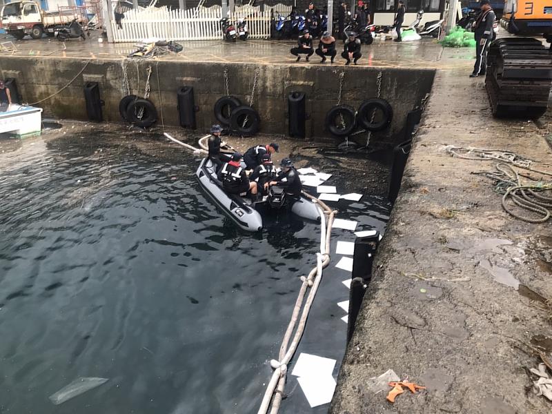 蘭嶼災後防止開元港區油污染擴散 臺東環保局啟動油污染緊急應變 狀況良好將持續監控