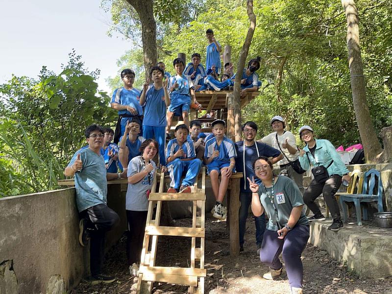 新竹市香山高中師生共同搭建樹屋。