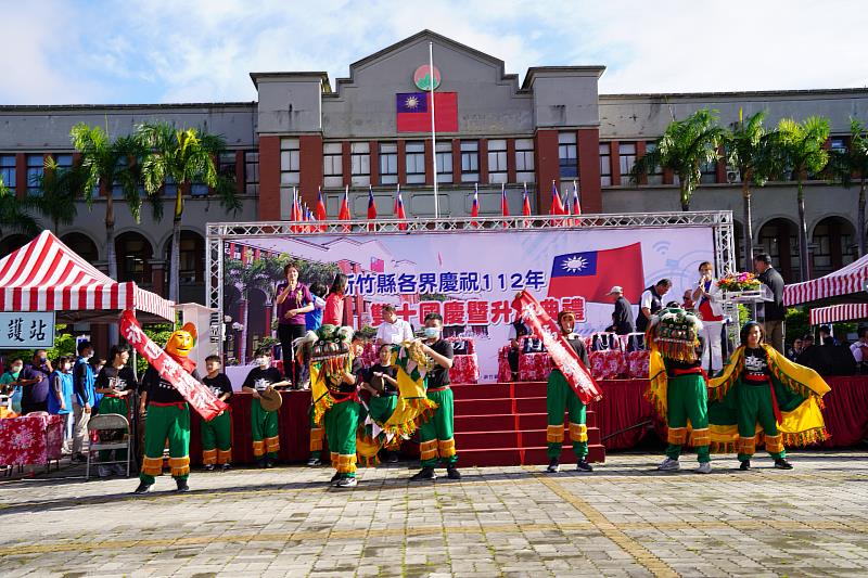 新竹縣雙十國慶升旗典禮邀請竹北市東海國小客家獅演出，延續傳統技藝。