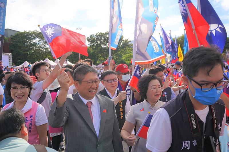 新竹縣長楊文科出席雙十國慶升旗典禮，與民眾互動。