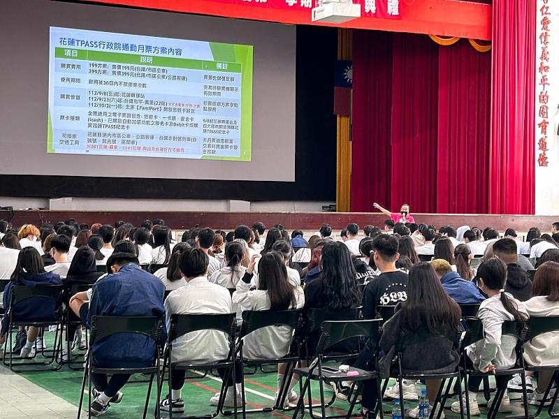 學生們聆聽花蓮TPASS通勤月票方案內容說明