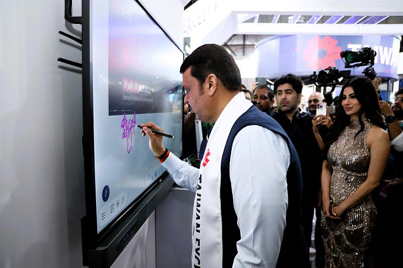 馬哈拉施特拉州政府副州長法德納維斯親自體驗明基智慧互動電子白板滑順的使用手感，並留下寶貴簽名。