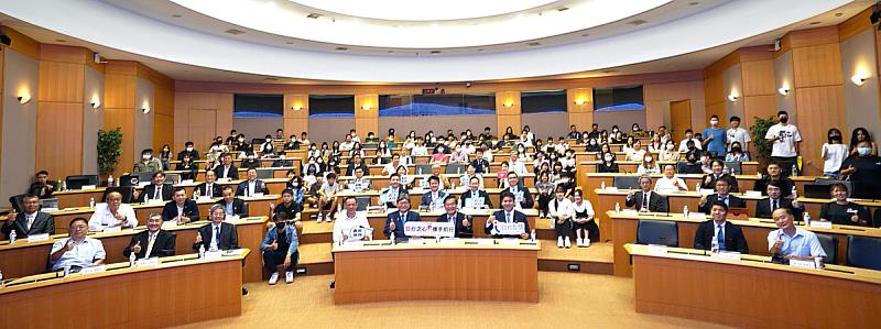 日本眾議院議員萩生田光一前往義守大學校園講座，現場參與貴賓與師生共超過150人，場面相當隆重(照片來源：義守大學提供)。