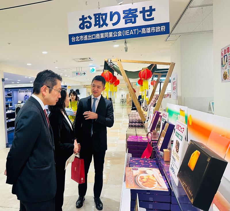 「舊振南」李博元副總向熊本市中垣內副市長介紹產品。