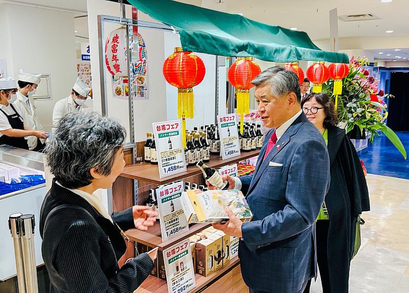 鶴屋百貨店久我彰登會長參觀視察台灣物產展特色商品。