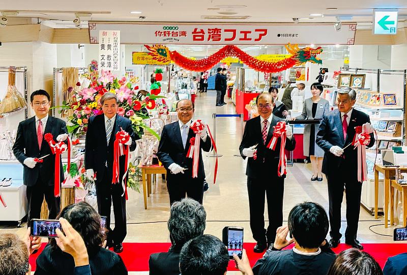 IEAT黃文榮秘書長(中）熊本縣蒲島知事(左2)、熊本市中垣內副市長(左1)、台北駐福岡辦事處陳銘俊處長(右2)、鶴屋百貨店久我會長(右1)為物產展剪綵。