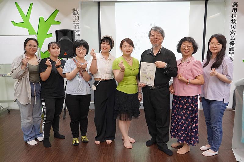 大葉大學藥保系邀請作家康原(右三)分享